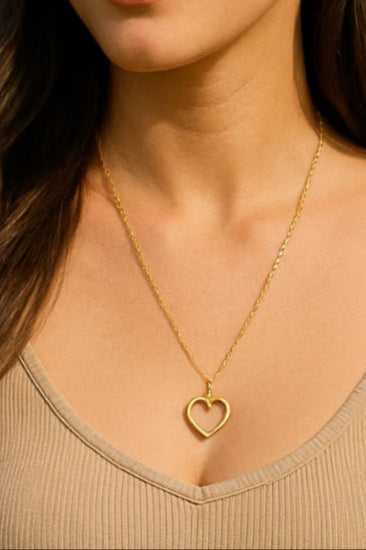 🌙 Elegant Gold Heart Pendant Necklace – Minimalist & Classy Look